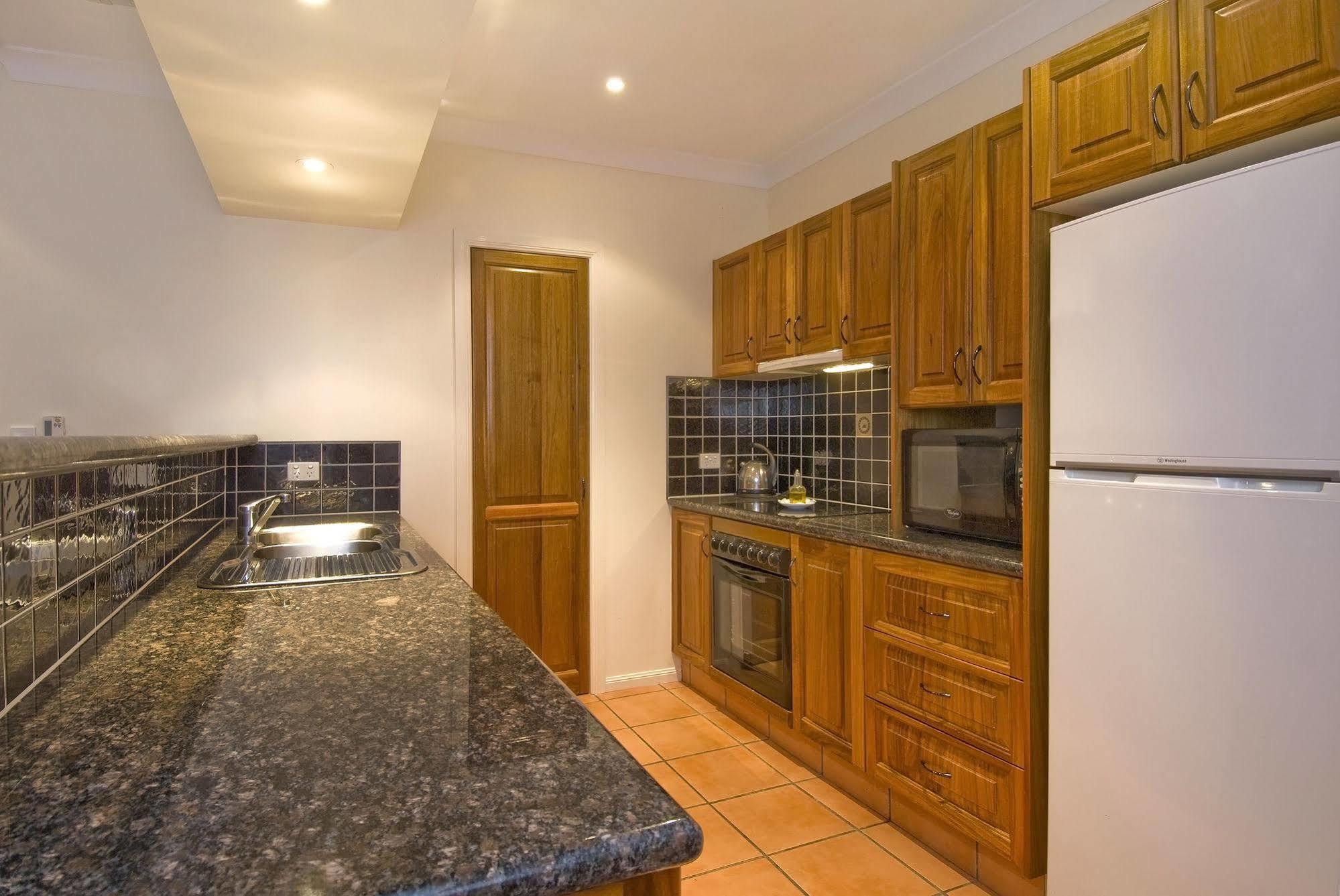 Tinaroo Lake Resort Bagian luar foto