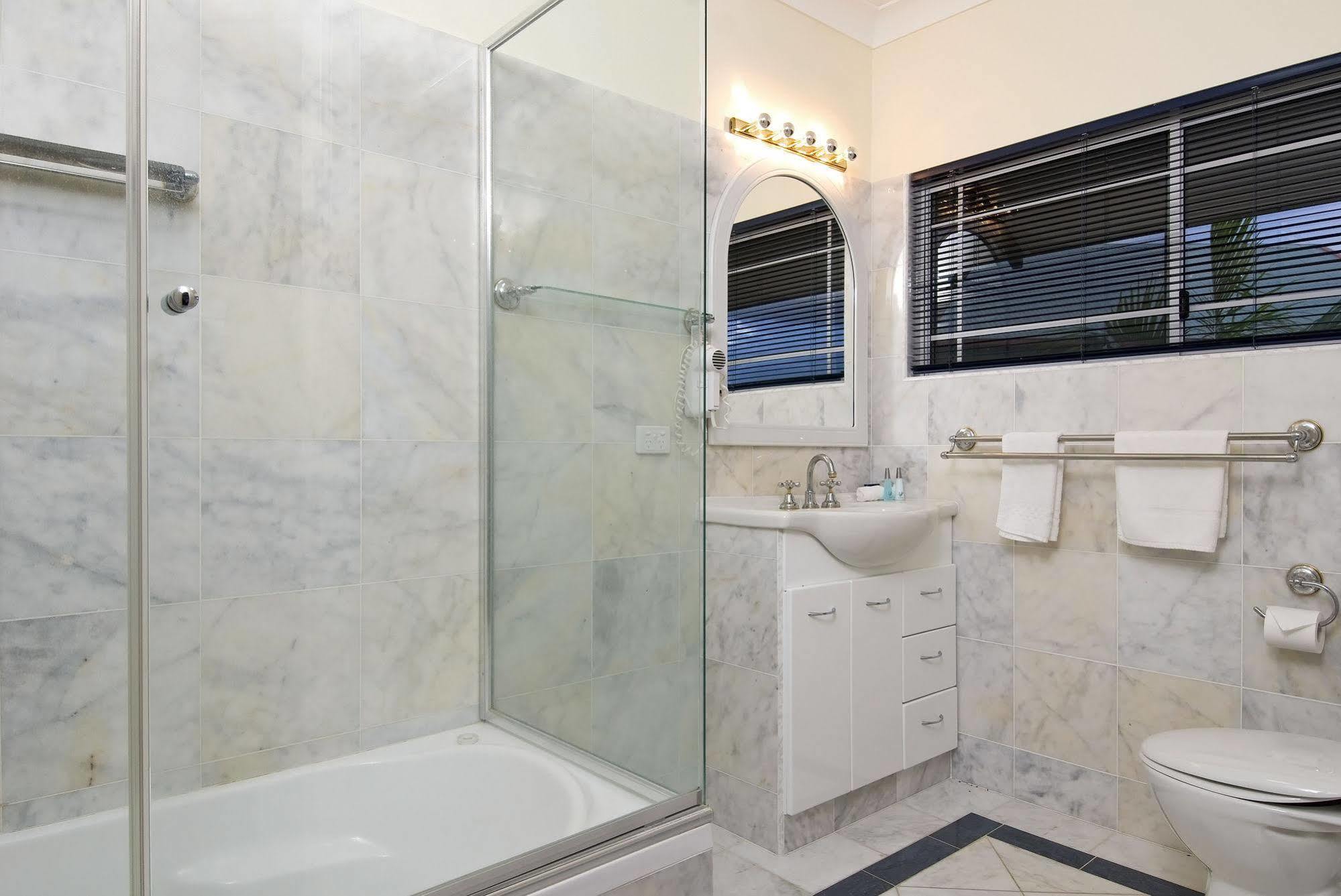 Tinaroo Lake Resort Bagian luar foto